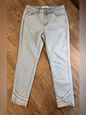CHARLIE B Light Wash Frayed Hem Jeans